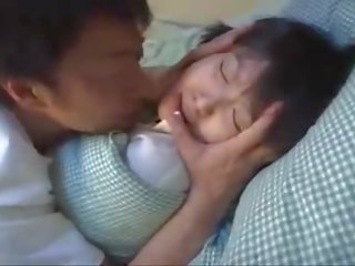 Wielki azjatyckie nastolatka pieprzony przez jej ojczym
