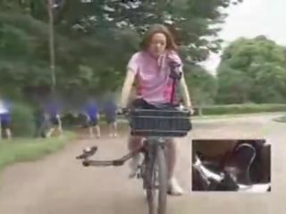 Japānieši pavēlniece masturbated kamēr jāšana a specially modified xxx filma vid bike!